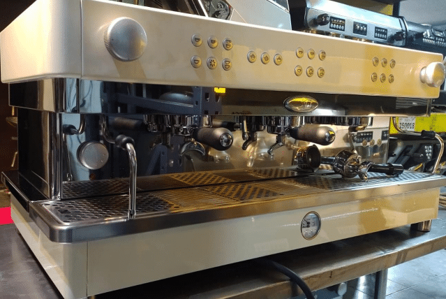 Máquina de Café Espresso La San Marco de 3 Grupos (Remanufacturada)